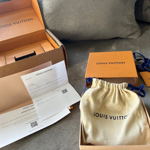 Louis Vuitton Belt. Reversible. Black on one side and brown on the other. - Picture 5 of 13